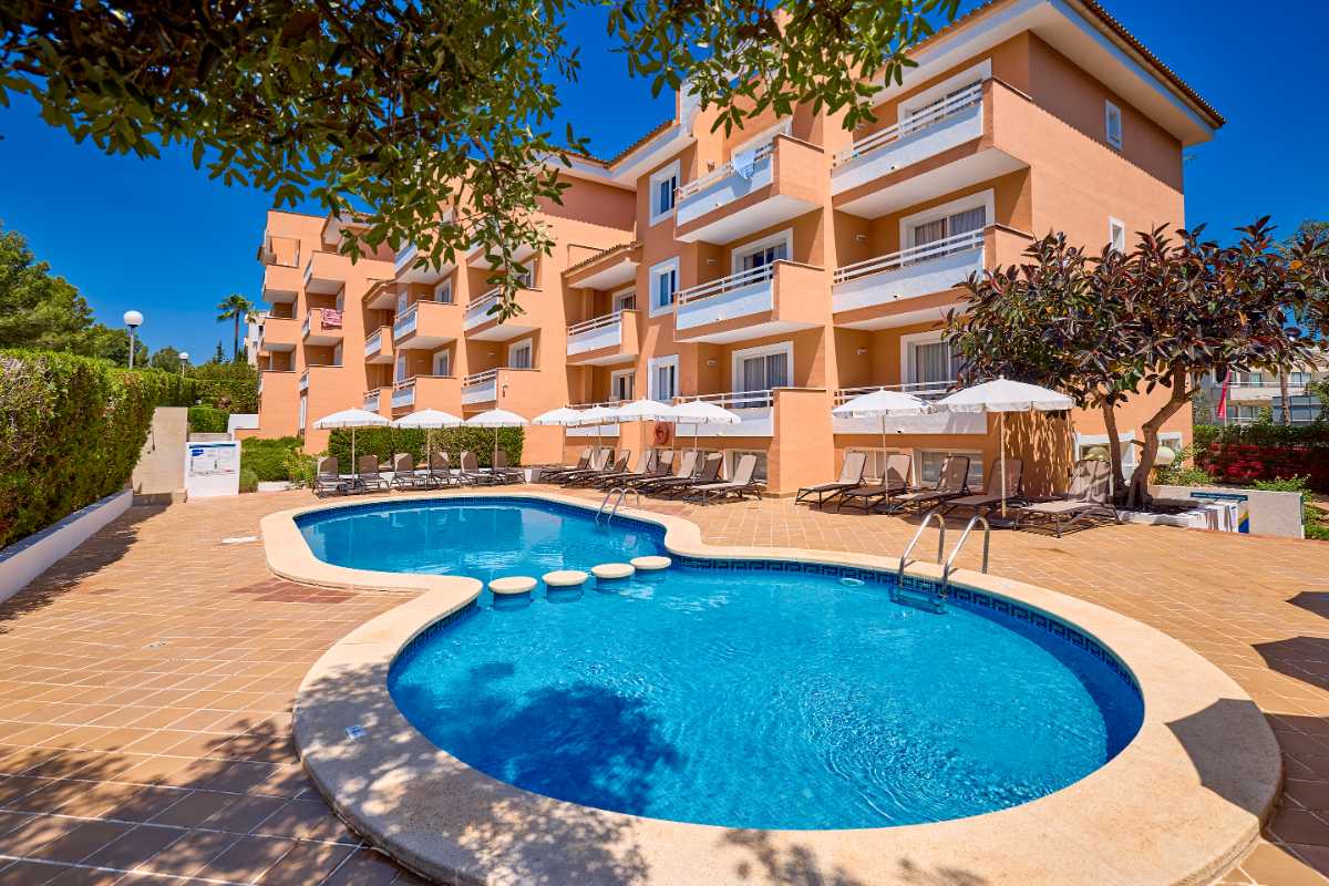 piscina redonda en exteriores del universal apartamentos Canyamel garden