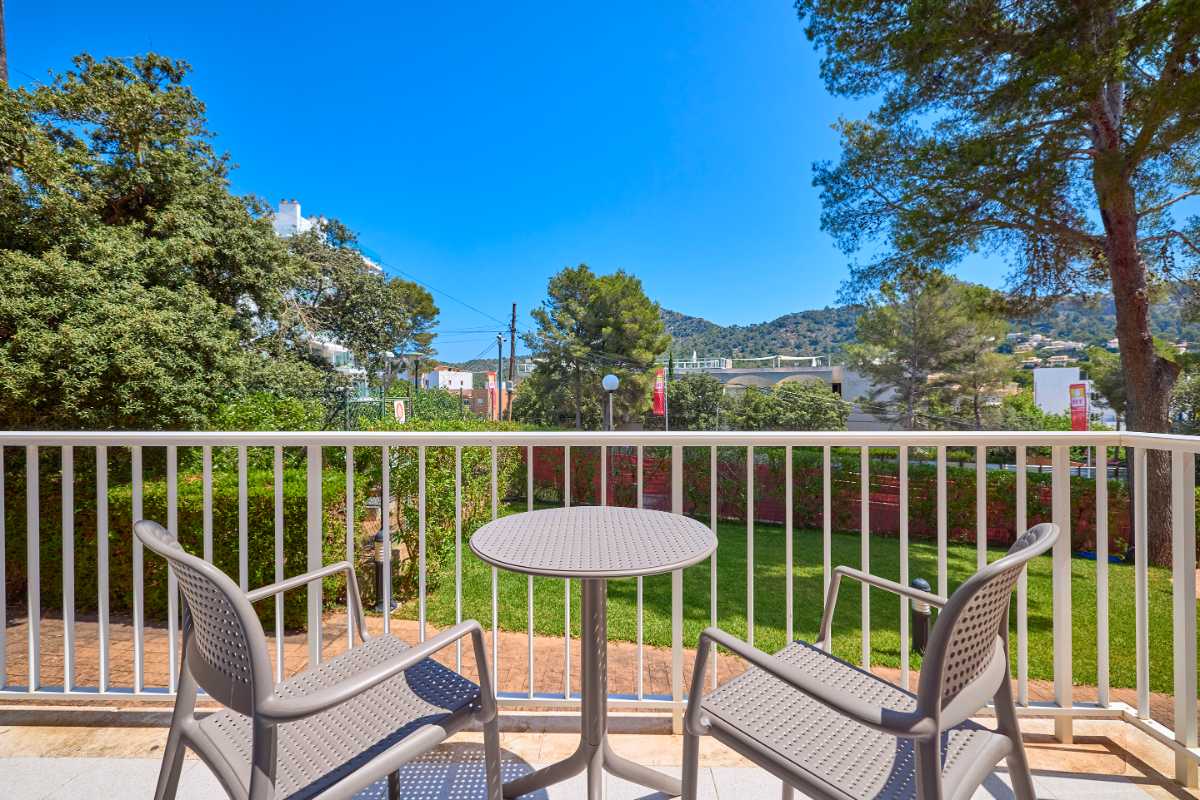 terraza con vistas a la montaña y a los jardines en estudio de los universal apartamentos Canyamel garden