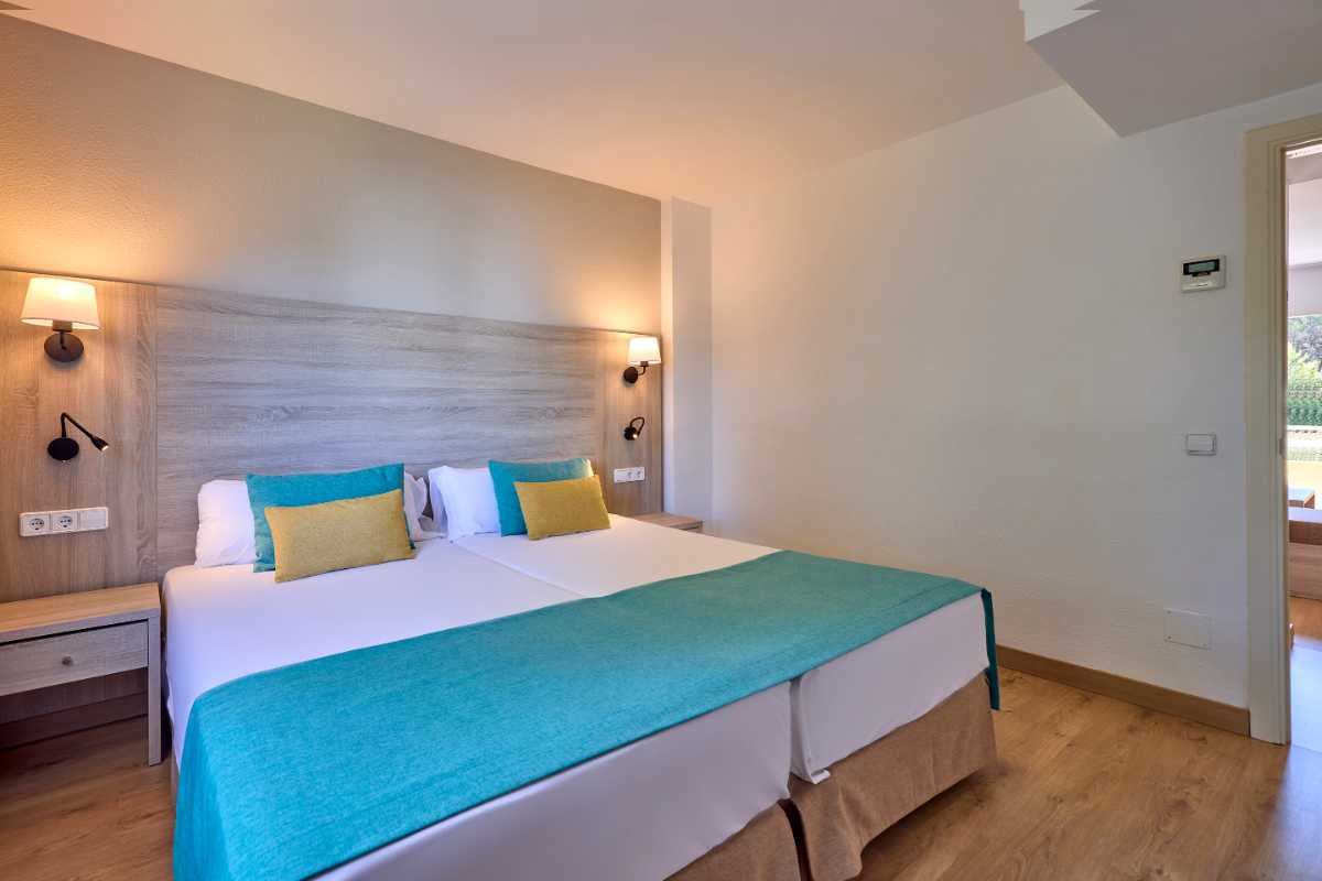 camas twin en apartamento de un dormitorio en universal apartamentos Canyamel garden