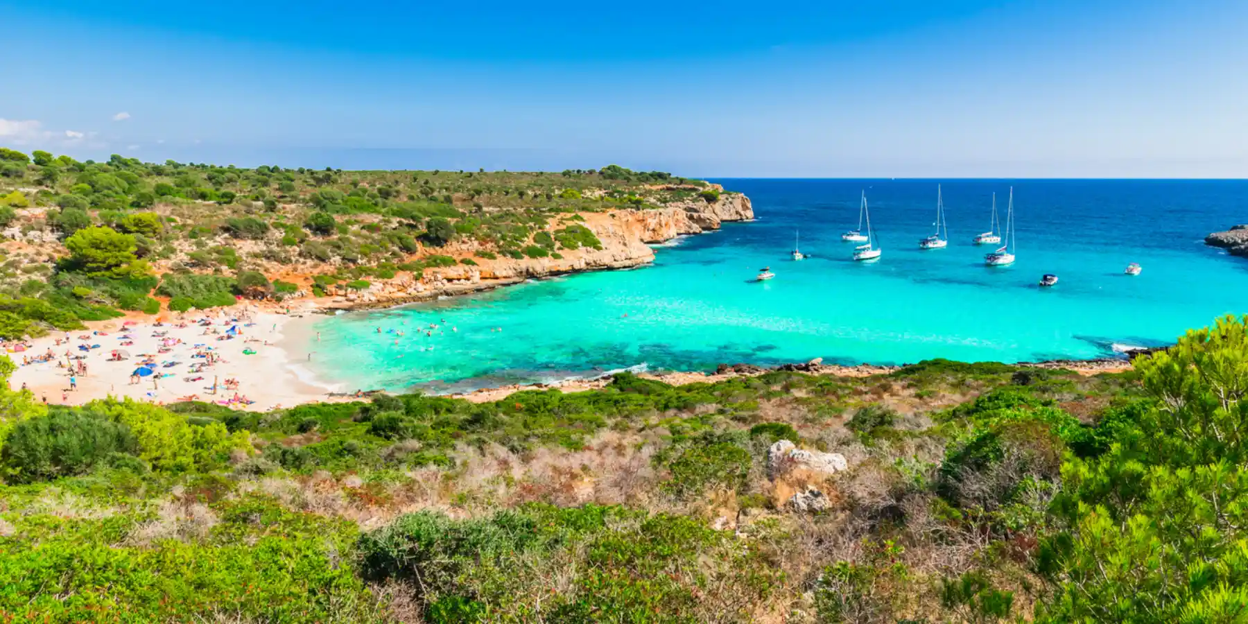 Barcos en Cala Varqués