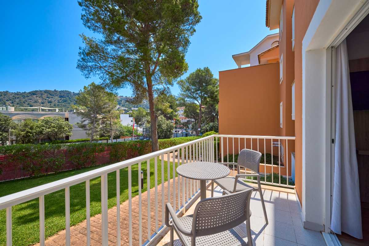 terraza en dia soleado en estudio del universal apartamentos canyamel garden