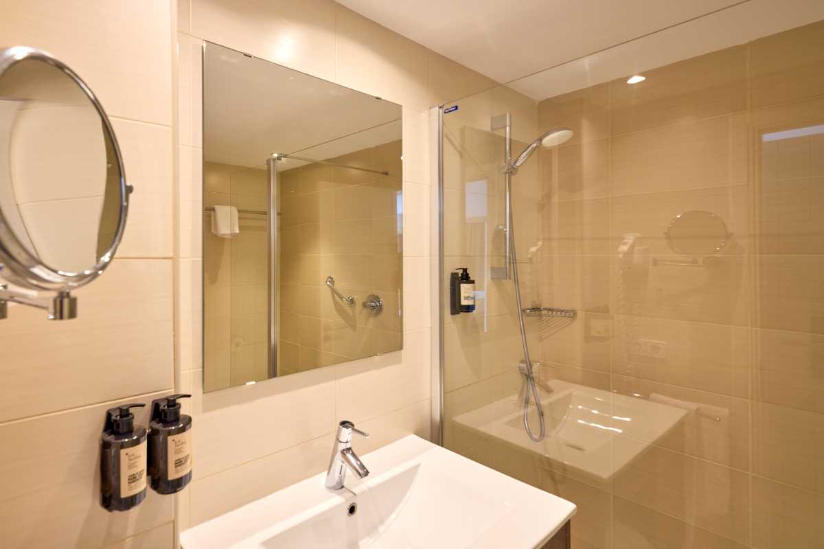 baño completo en apartamento de un dormitorio de los universal apartamentos Canyamel garden