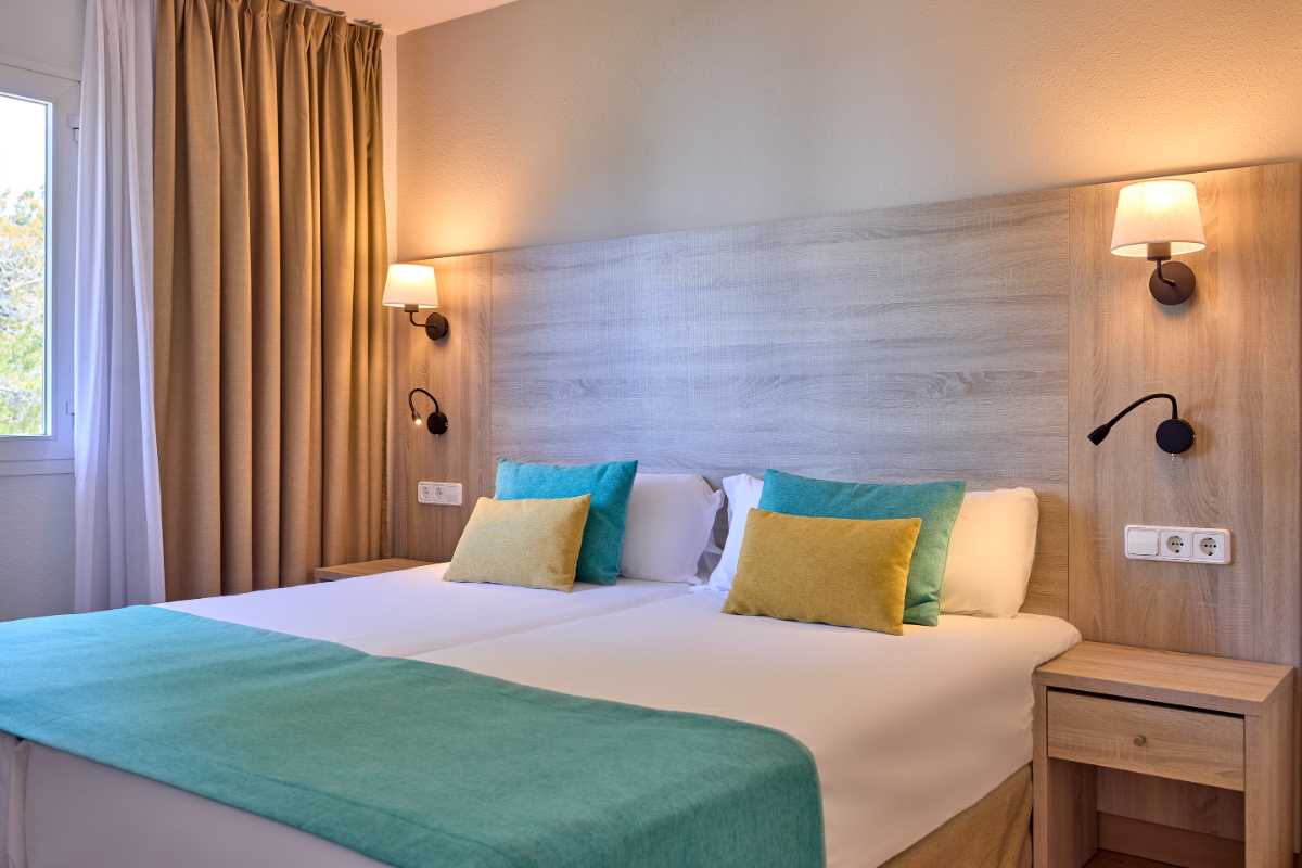camas twin en acogedor apartamento de un dormitorio en universal apartamentos Canyamel garden