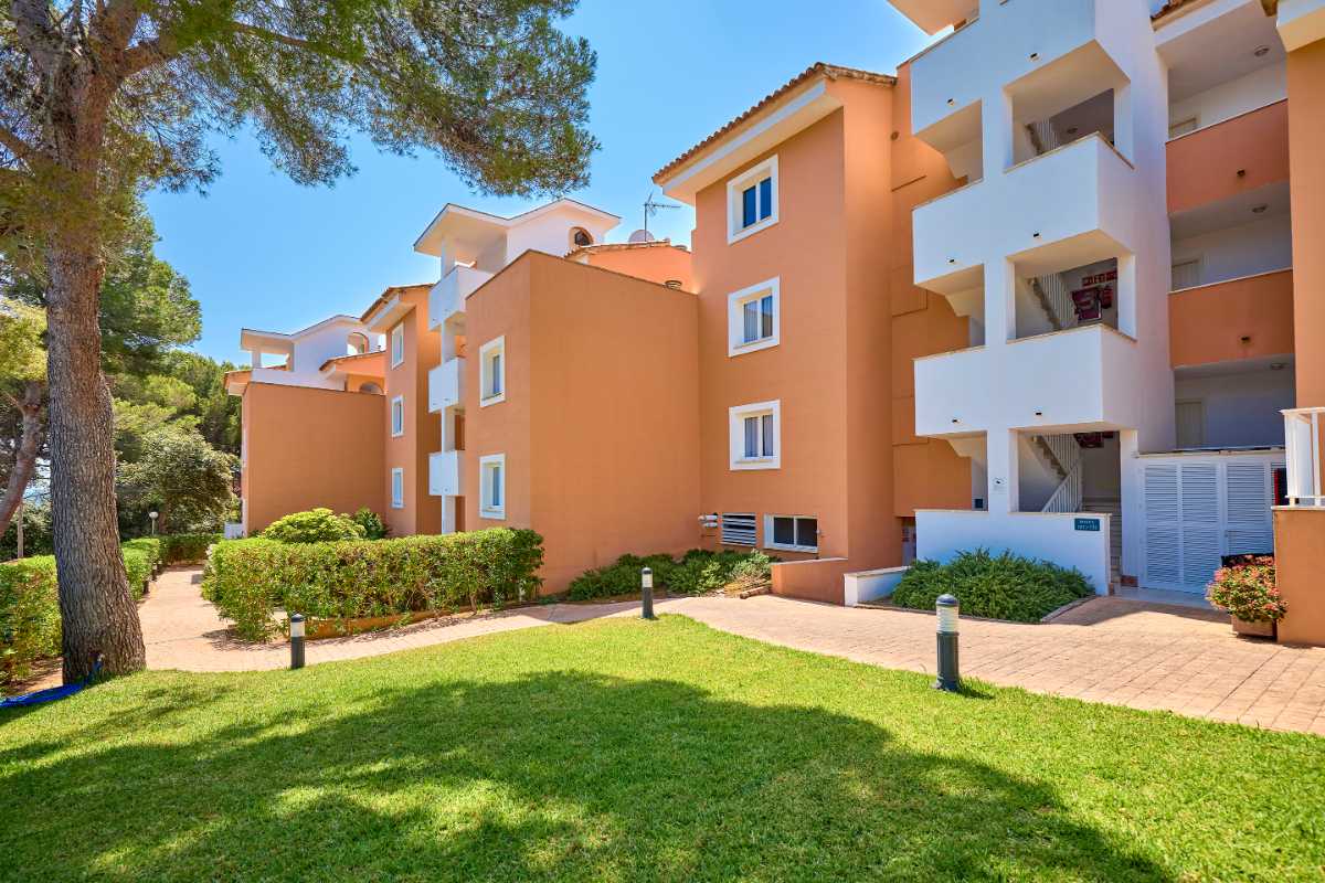 fachada y exterior con cesped de universal apartamentos Canyamel garden