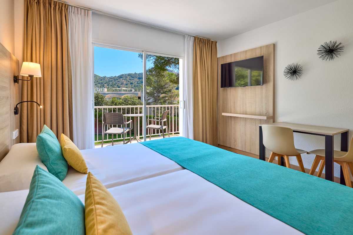estudio con vistas a la montaña en universal apartamentos Canyamel garden