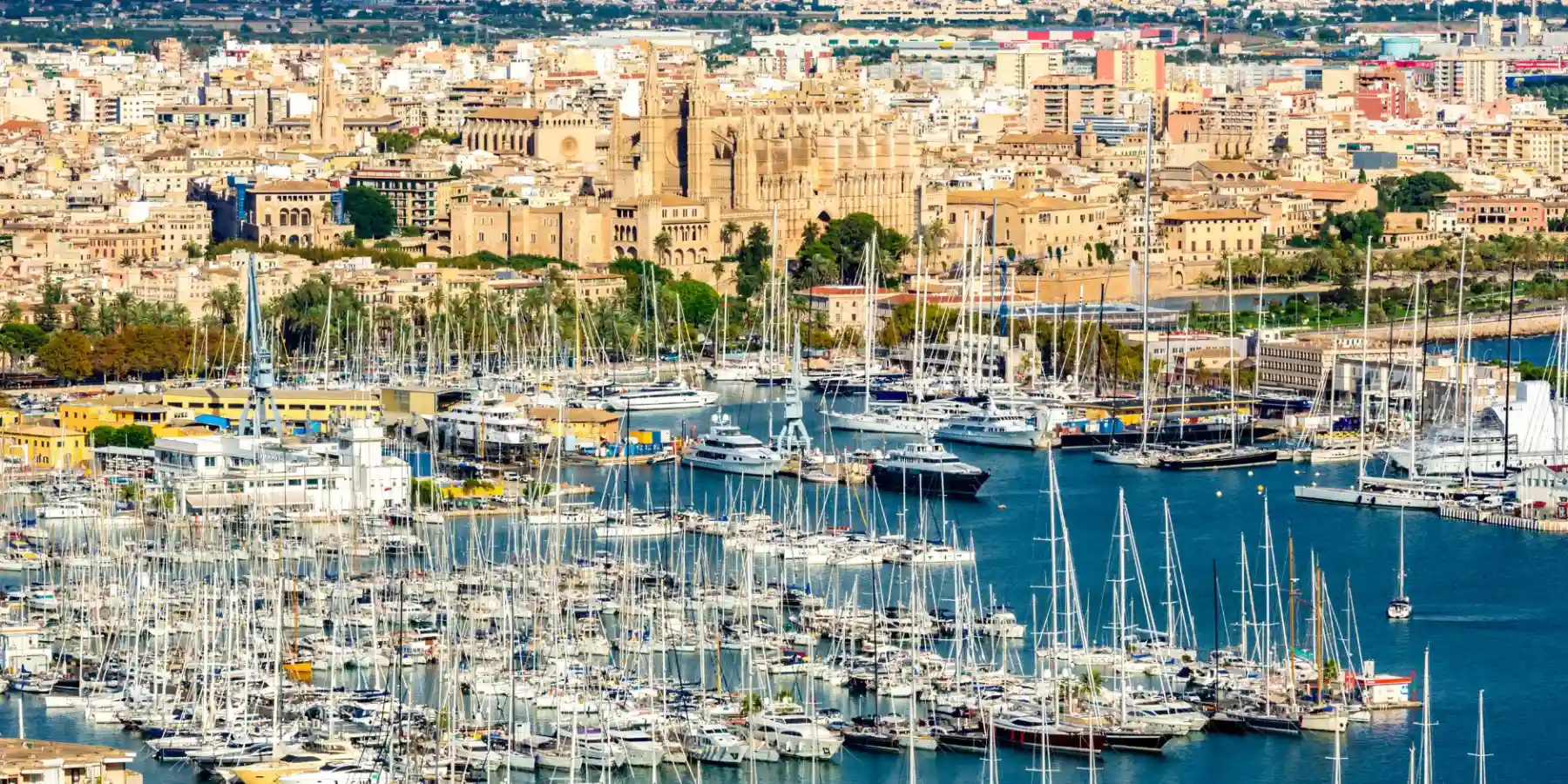 puerto con barcos