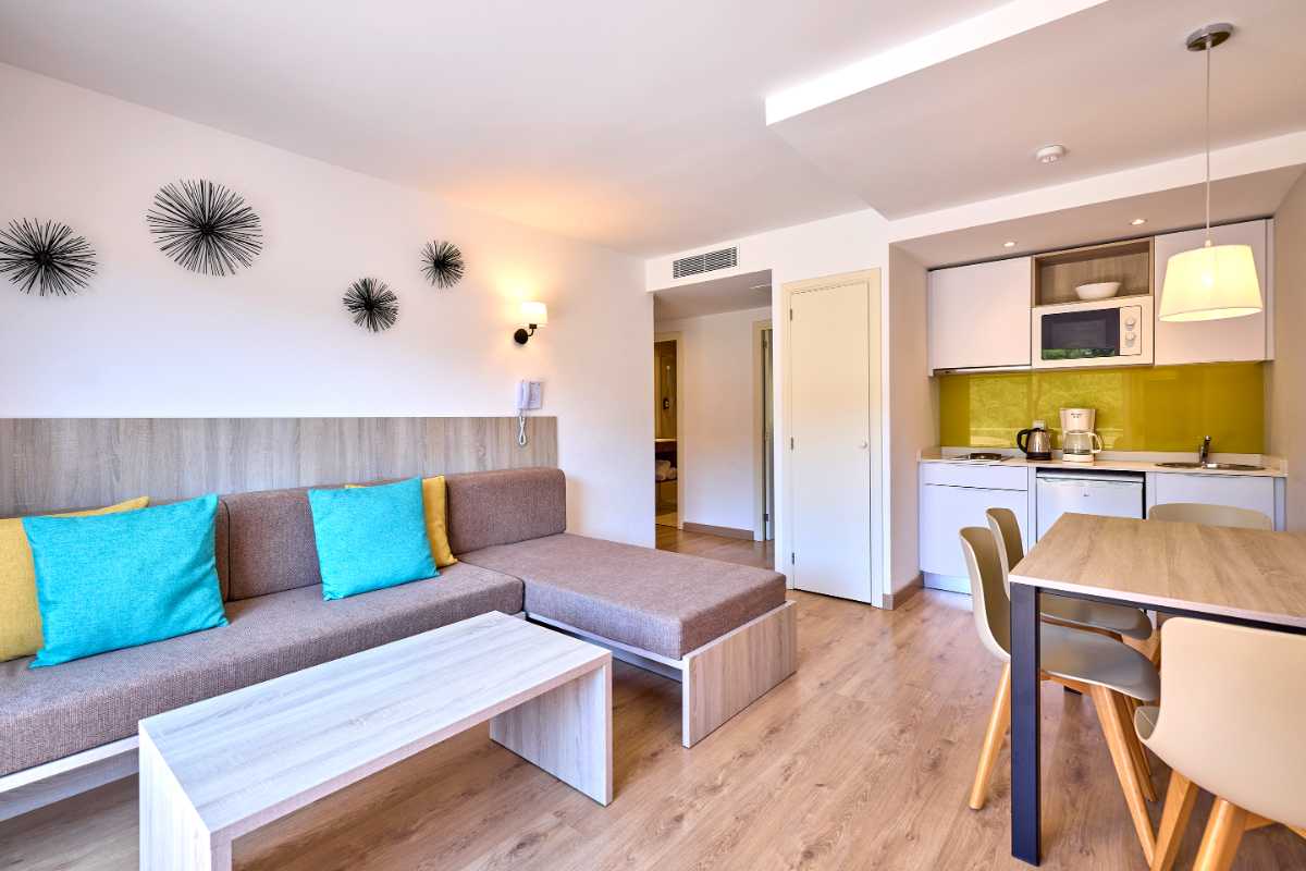acogedora sala de estar en apartamento de un dormitorio de universal apartamentos Canyamel garden