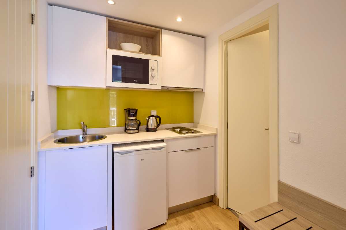 cocina del estudio en universal apartamentos Canyamel garden