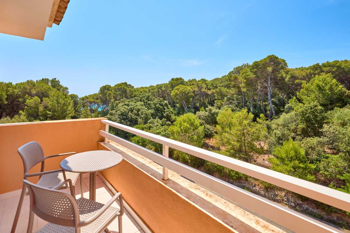 terraza con vistas a la montaña de canyamel desde universal apartamentos Canyamel garden