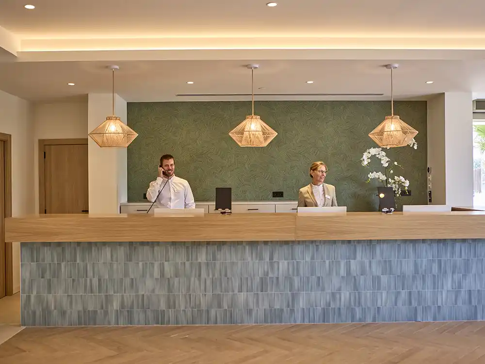 trabaja con nosotros universal beach hotels