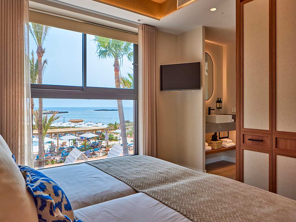 Suites with front sea view universal grand leon spa