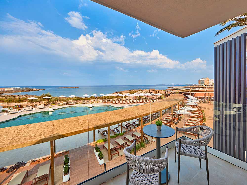 Suites with front sea view universal grand leon spa