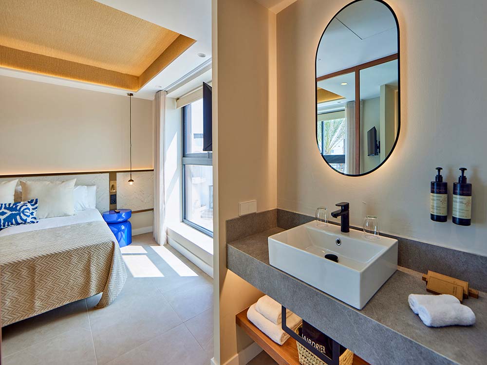 Suites with front sea view universal grand leon spa