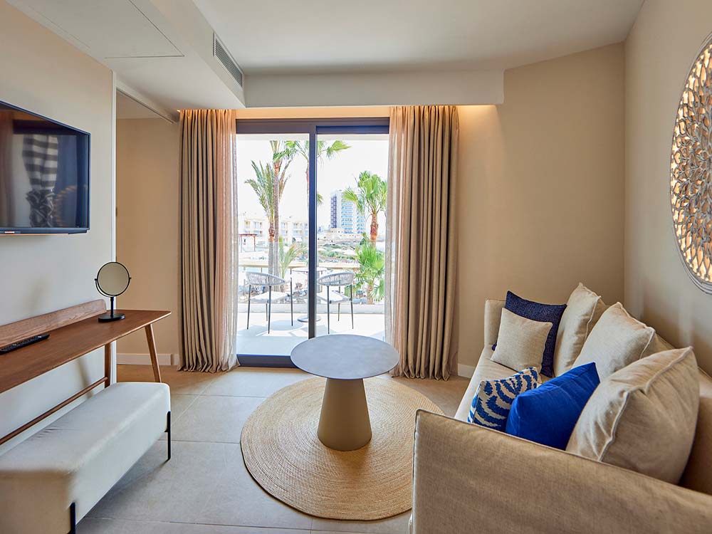 Suites with front sea view universal grand leon spa