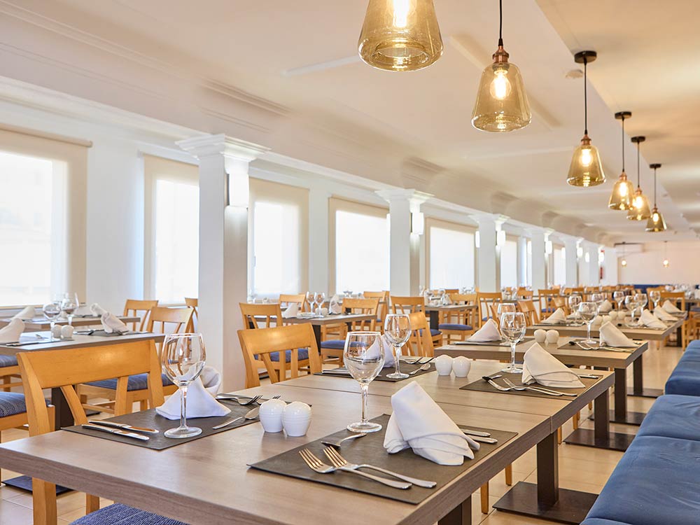 Restaurantservice universal hotel bikini