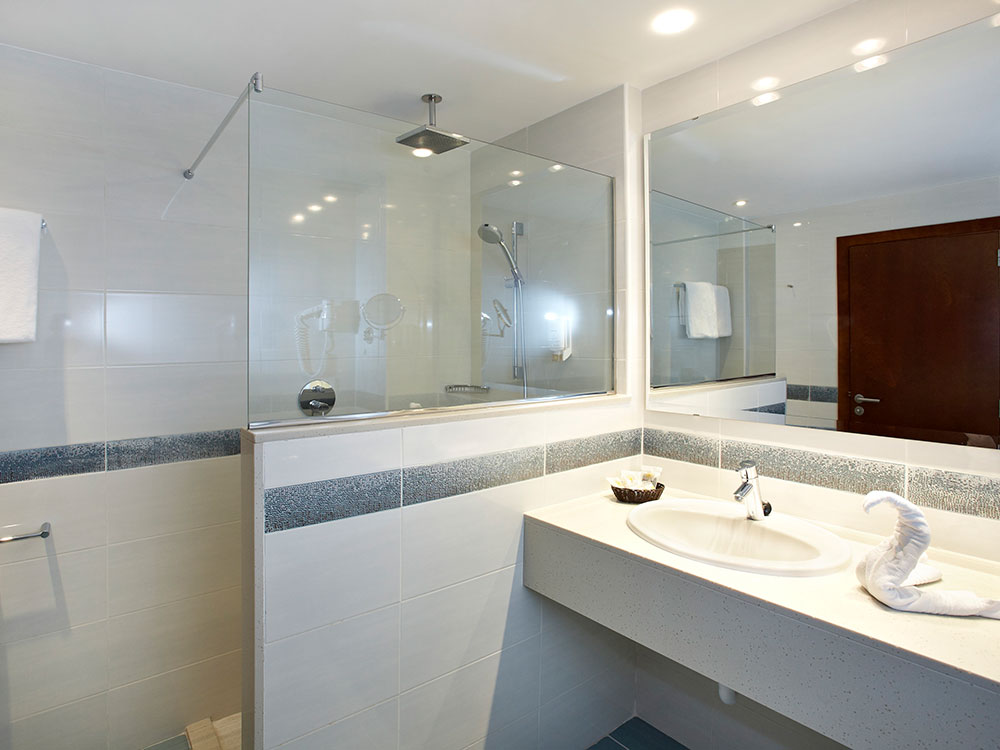 Habitación superior vista mar universal hotel cabo blanco-adults only