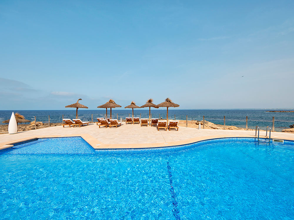 servicio piscina universal hotel cabo blanco-adults only