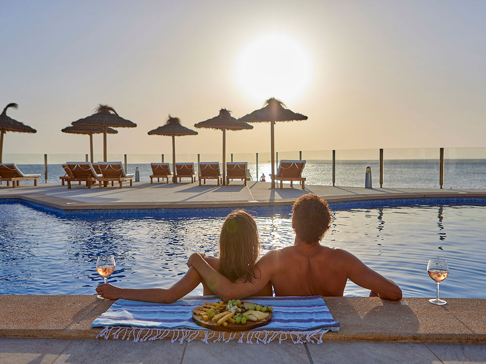 servicio piscina universal hotel cabo blanco-adults only