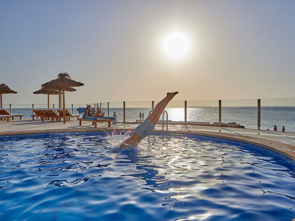 servicio piscina universal hotel cabo blanco-adults only