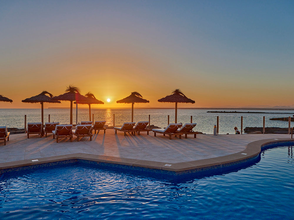 servicio piscina universal hotel cabo blanco-adults only