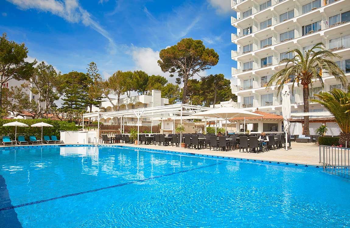 Pool und Sonnenterrasse Pool und Sonnenterrasse universal hotel castell royal