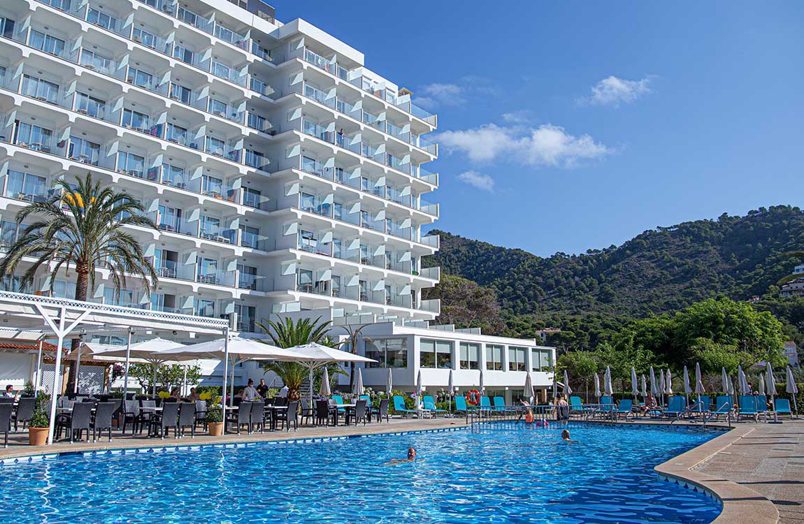 Pool und Sonnenterrasse Pool und Sonnenterrasse universal hotel castell royal