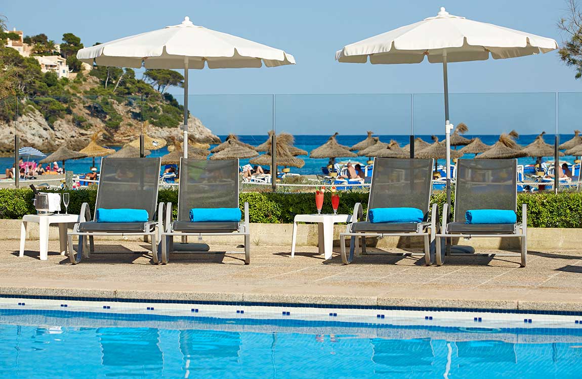 Pool und Sonnenterrasse Pool und Sonnenterrasse universal hotel castell royal
