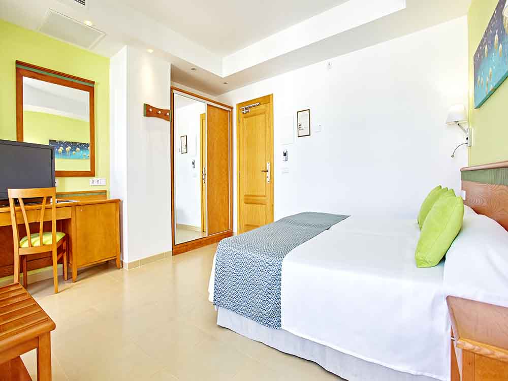 standard zimmer universal hotel laguna