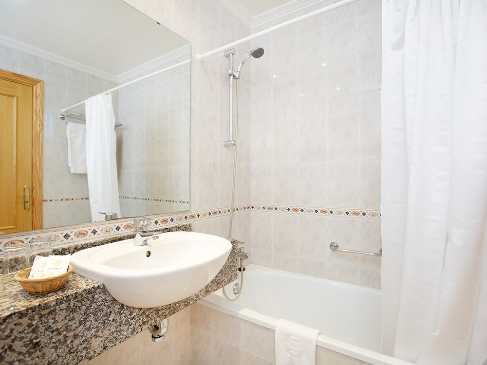 Doppelzimmer in oberer Etage mit Meerblick universal hotel laguna