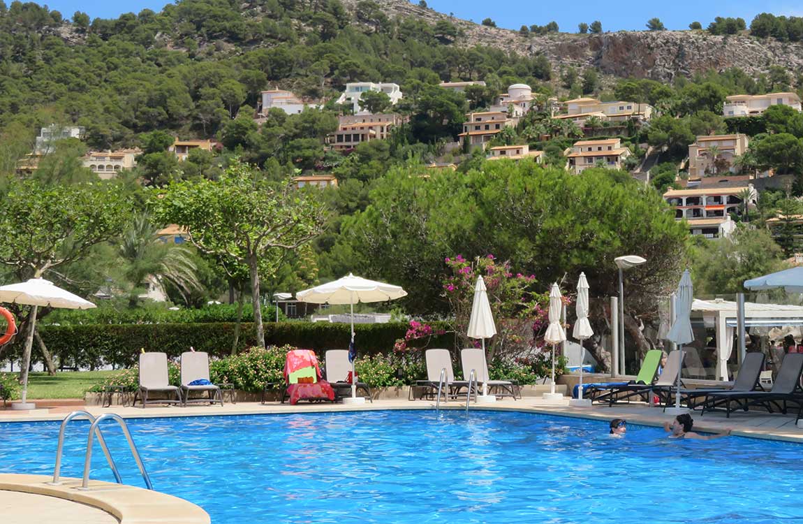Pool und Sonnenterrasse universal hotel laguna