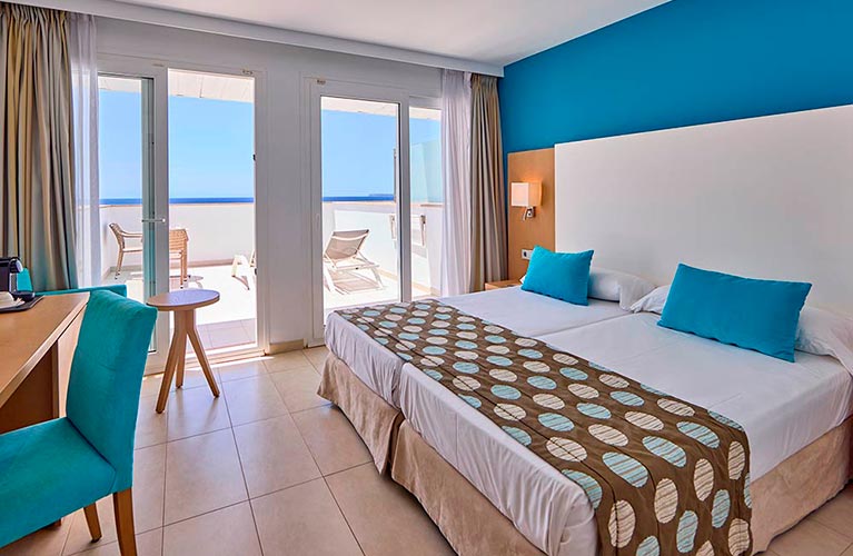 Zimmer mit Meerblick und Sonnenterrasse Zimmer mit Meerblick und Sonnenterrasse universal hotel marques