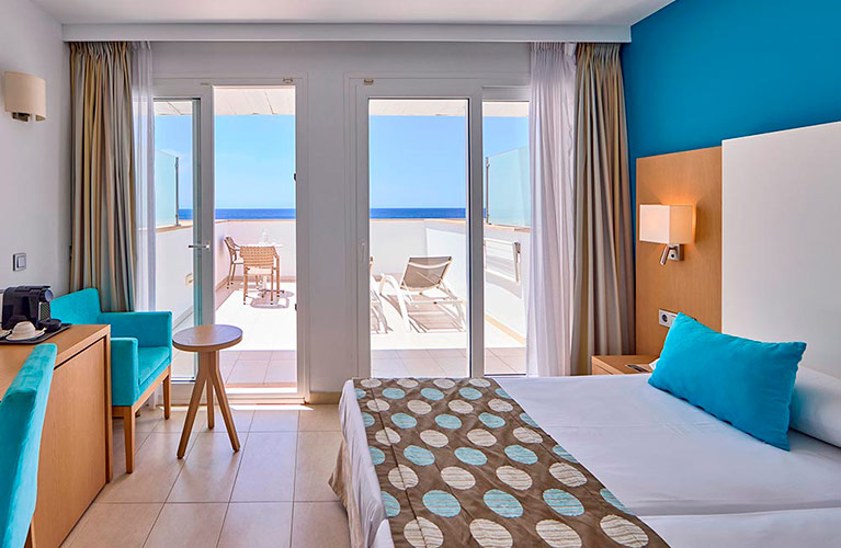 Zimmer mit Meerblick und Sonnenterrasse Zimmer mit Meerblick und Sonnenterrasse universal hotel marques