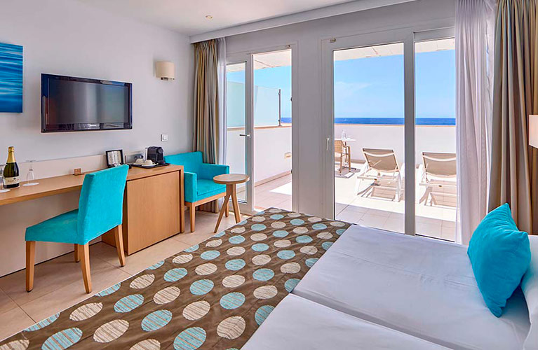 Zimmer mit Meerblick und Sonnenterrasse Zimmer mit Meerblick und Sonnenterrasse universal hotel marques