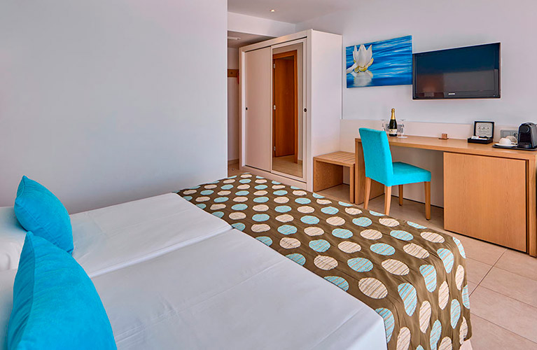 Zimmer mit Meerblick und Sonnenterrasse Zimmer mit Meerblick und Sonnenterrasse universal hotel marques