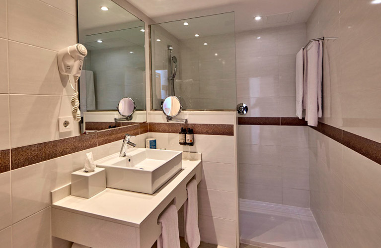 Zimmer mit Meerblick und Sonnenterrasse Zimmer mit Meerblick und Sonnenterrasse universal hotel marques