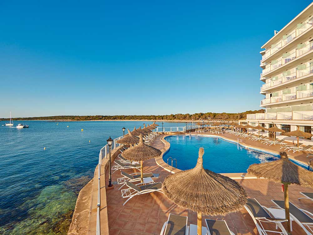 Piscine et solarium universal hotel marqués