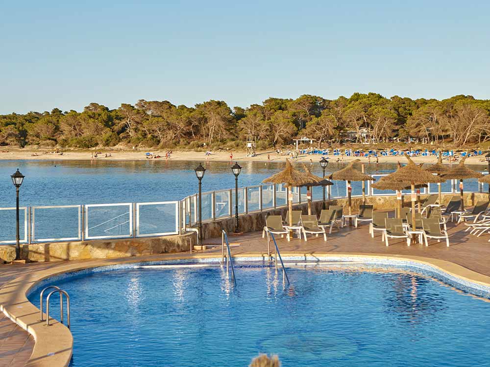 Piscine et solarium universal hotel marqués