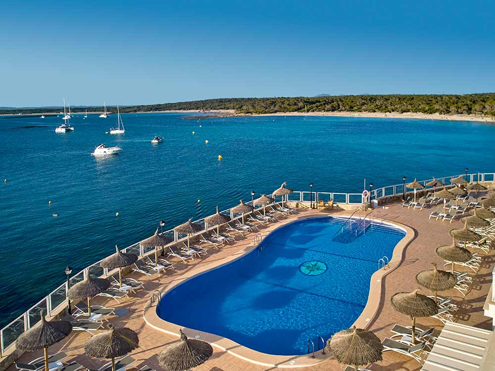 Piscine et solarium universal hotel marqués