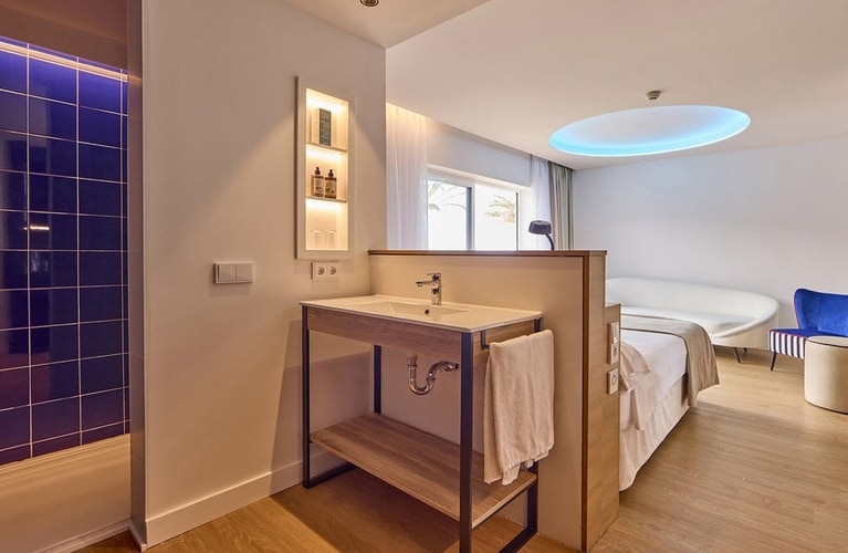 Junior Suite mit seitlichem Meerblick Junior Suite mit seitlichem Meerblick universal hotel neptuno adults only
