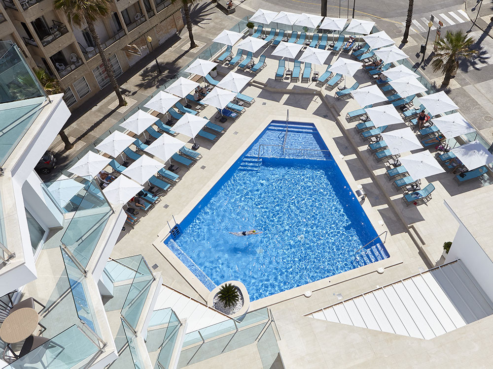 Piscine et solarium Piscine et solarium universal hotel perla