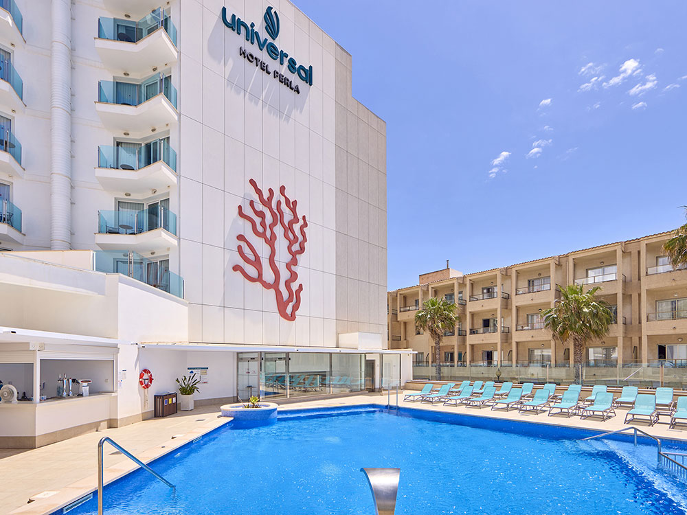 Piscine et solarium Piscine et solarium universal hotel perla