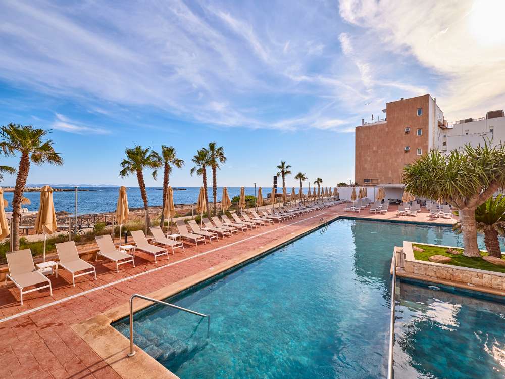 Piscines et solarium Piscines et solarium universal hotel romantica