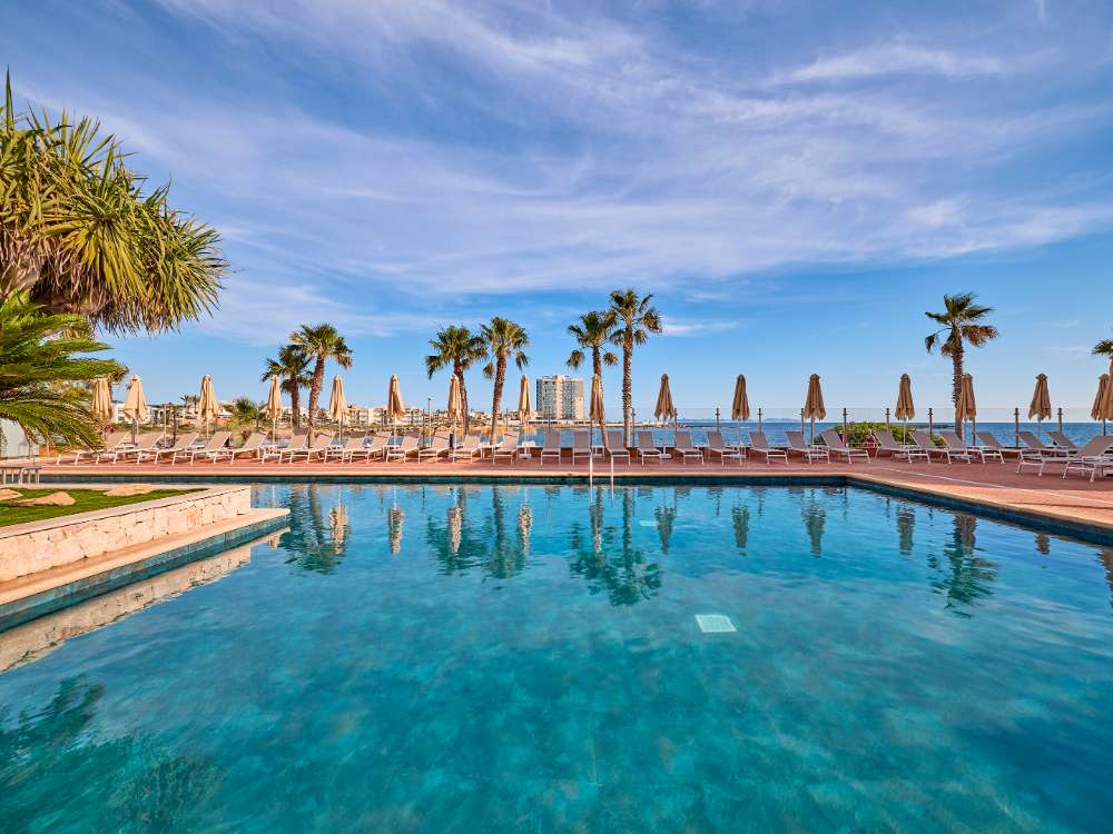 Piscines et solarium Piscines et solarium universal hotel romantica