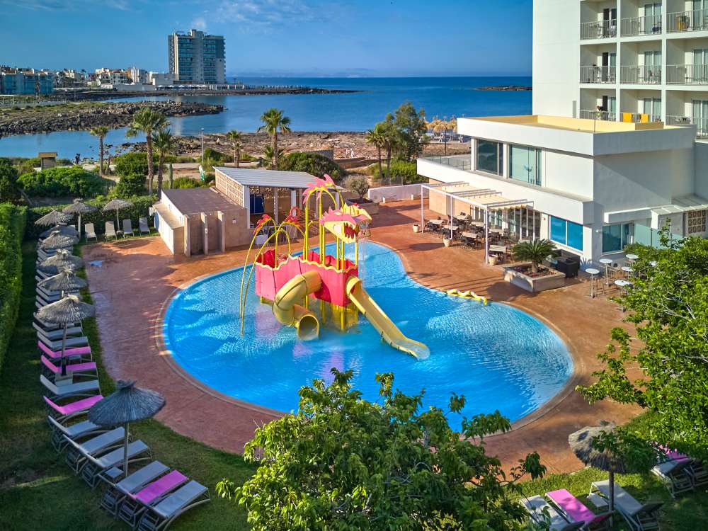 Piscines et solarium Piscines et solarium universal hotel romantica